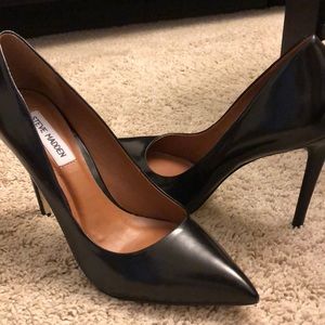Black pointed toe heel